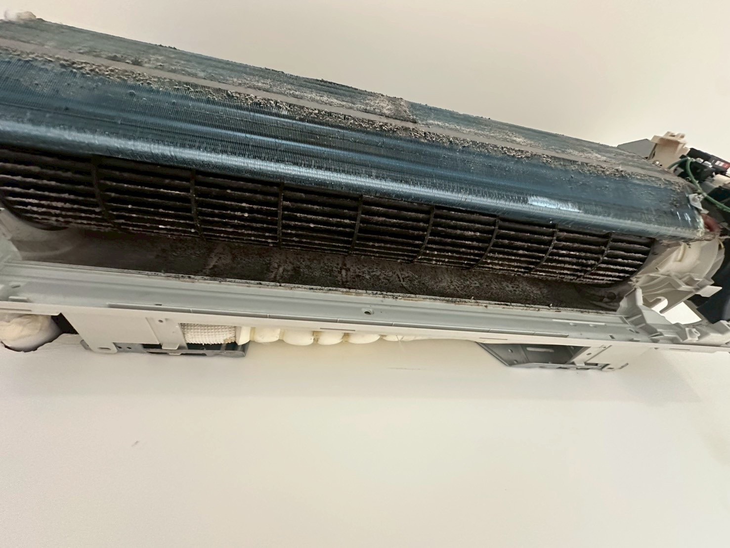 冷氣髒汙的照片