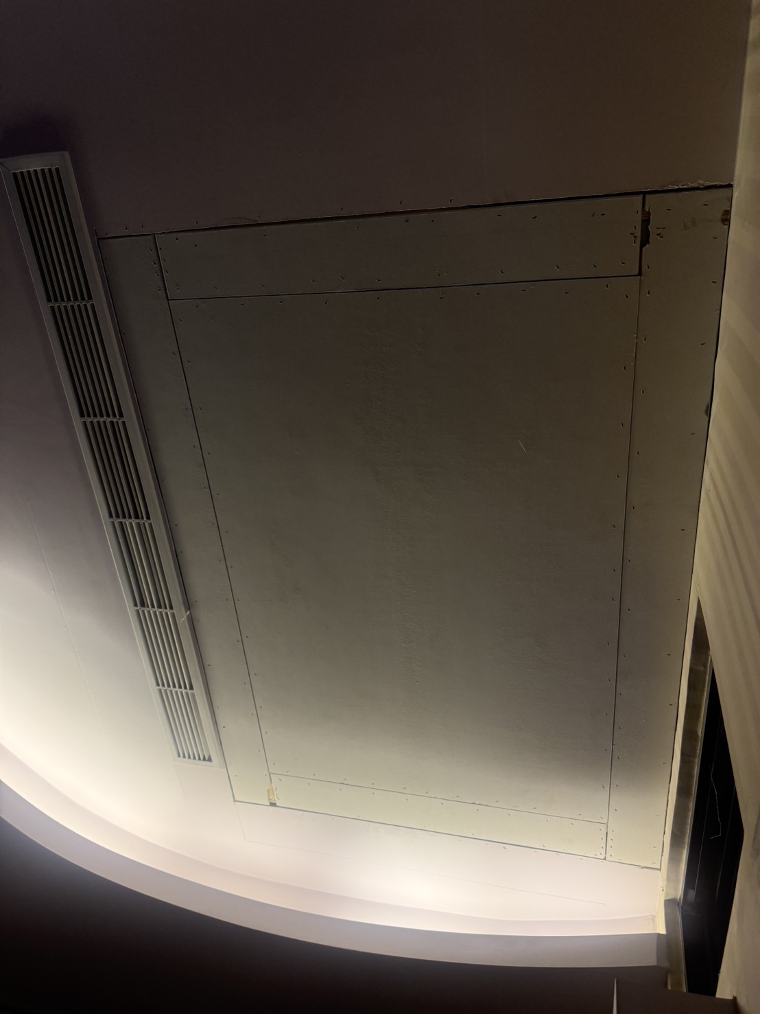 吊隱式冷氣維修孔