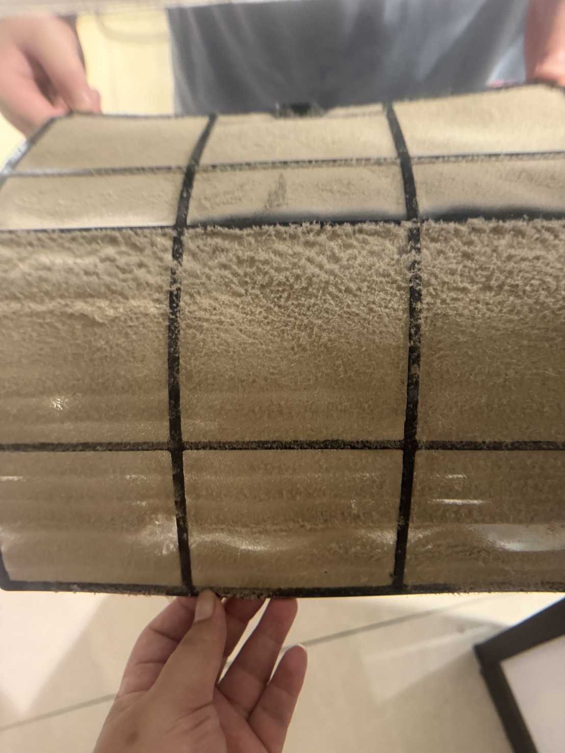 厚重髒污的冷氣濾網